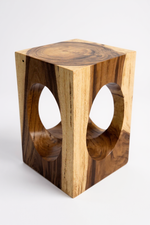 Holz Beistelltisch – Couchtisch Blumenhocker Hocker - Handgefertigt – Eckig mit O-Ausschnitt Suarholz - 45x30x30 cm